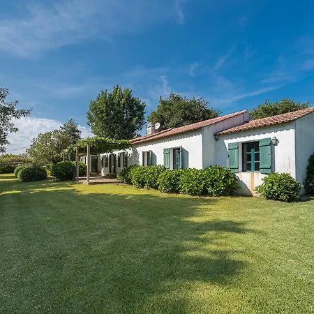 Villa Guestready - Tranquil Escape Near Ave River
